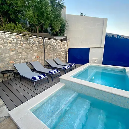 Moro: Beachfront Privacy *