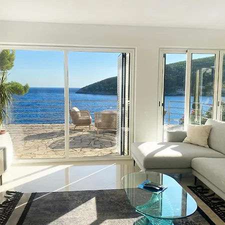 Villa Moro: Beachfront Privacy *