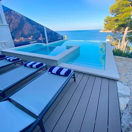 Moro: Beachfront Privacy Villa