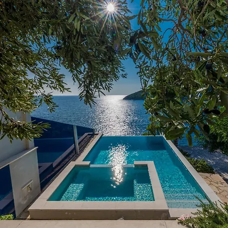 Moro: Beachfront Privacy *