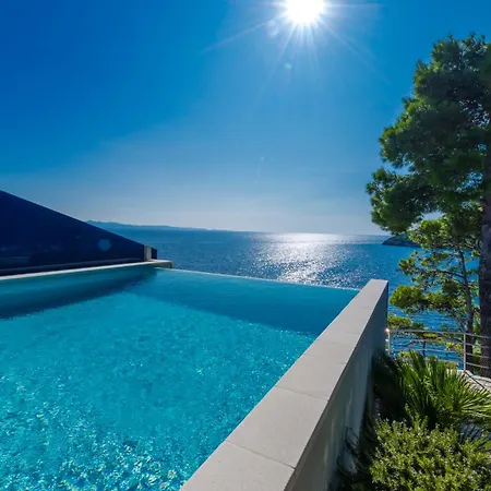 Villa Moro: Beachfront Privacy