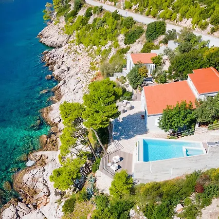 Villa Moro: Beachfront Privacy *