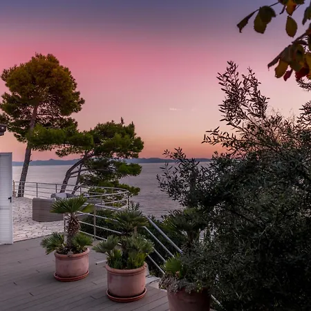 Moro: Beachfront Privacy *