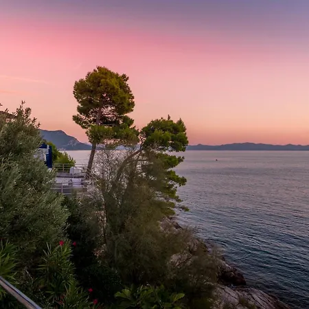 Moro: Beachfront Privacy Villa