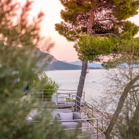 Moro: Beachfront Privacy *