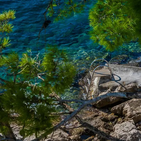 Villa Moro: Beachfront Privacy *