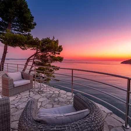 Villa Moro: Beachfront Privacy *