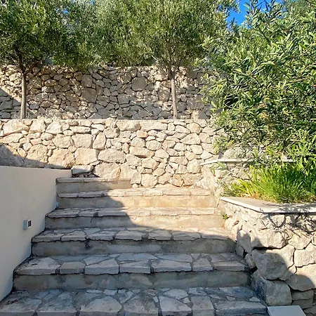 Villa Moro: Beachfront Privacy