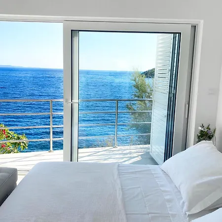 Villa Moro: Beachfront Privacy *