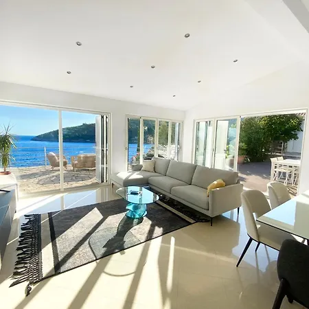 Moro: Beachfront Privacy *