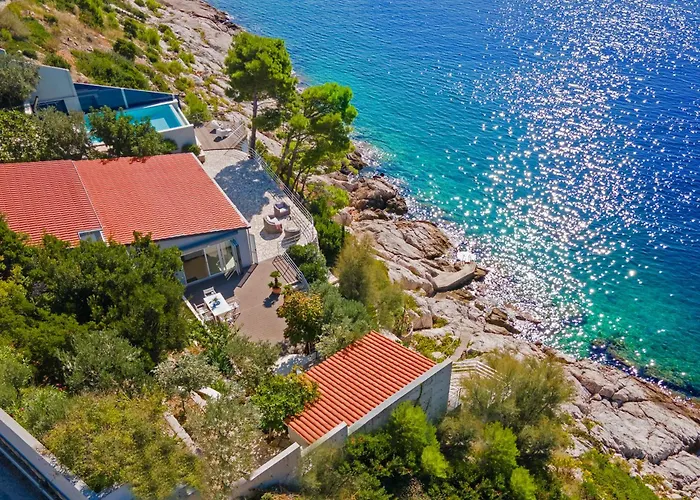 Moro: Beachfront Privacy Villa *