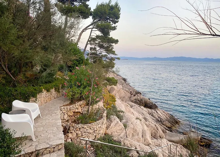 Moro: Beachfront Privacy Villa