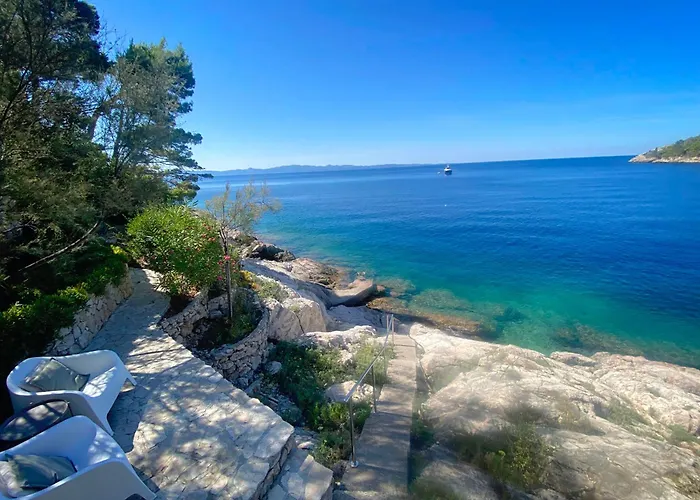 Moro: Beachfront Privacy