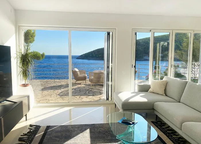 Villa Moro: Beachfront Privacy *