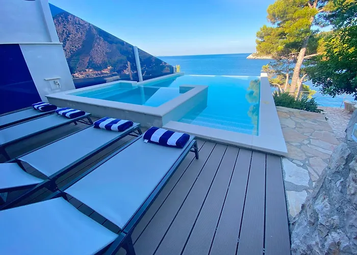 Moro: Beachfront Privacy Villa