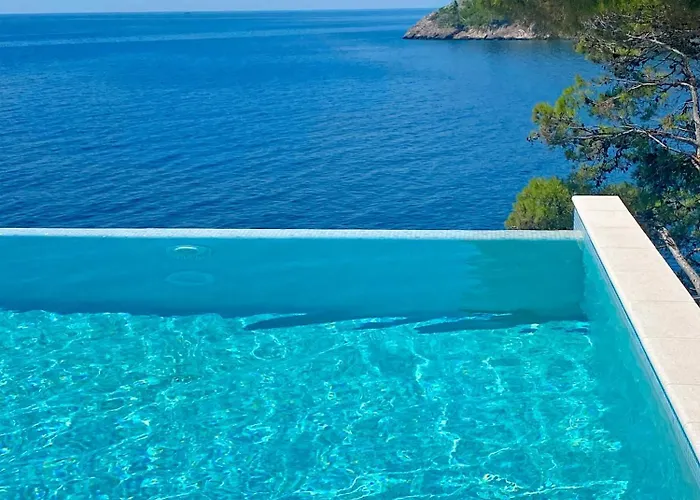 Villa Moro: Beachfront Privacy