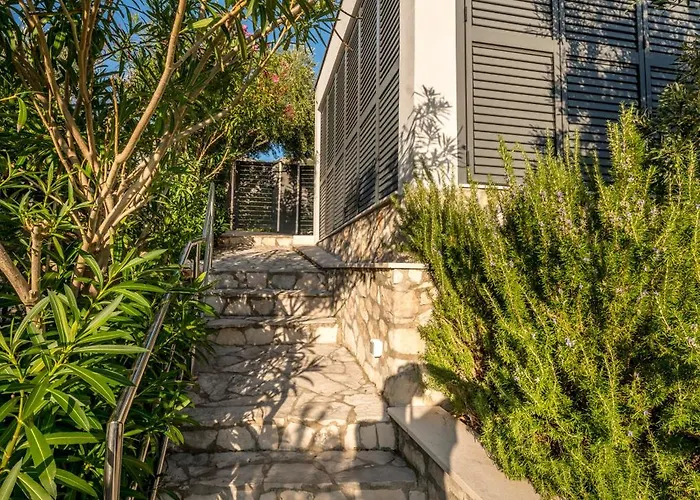 Moro: Beachfront Privacy