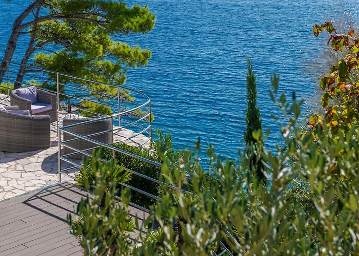 Moro: Beachfront Privacy Villa *