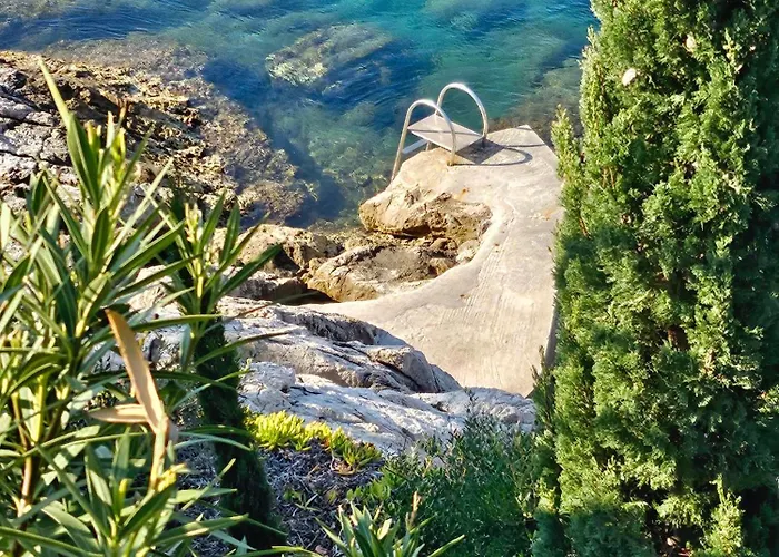 Moro: Beachfront Privacy Villa Trstenik