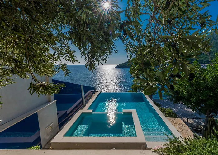 Moro: Beachfront Privacy *