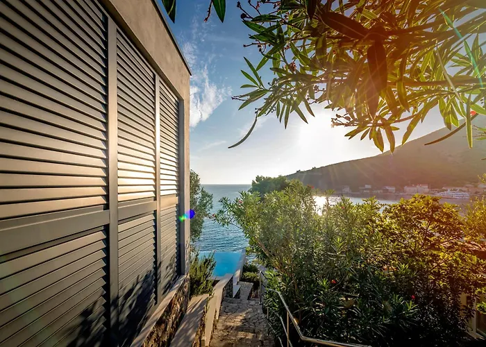 Moro: Beachfront Privacy Trstenik