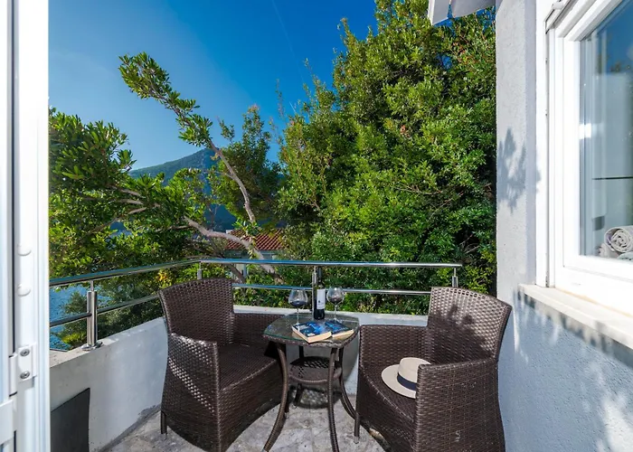 Moro: Beachfront Privacy * Trstenik