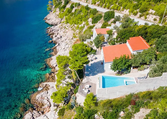 Villa Moro: Beachfront Privacy *