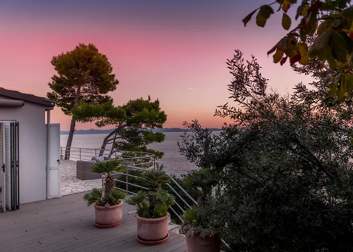 Moro: Beachfront Privacy *