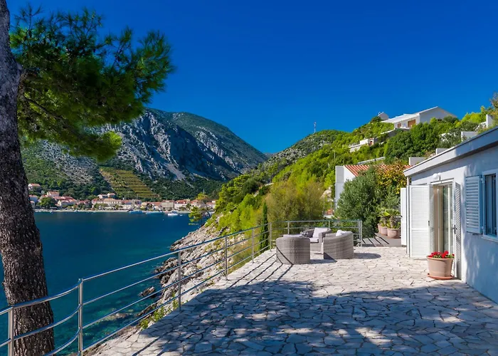 Moro: Beachfront Privacy Trstenik