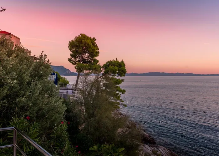 Moro: Beachfront Privacy Villa