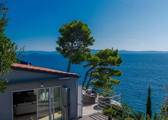 Moro: Beachfront Privacy Villa *