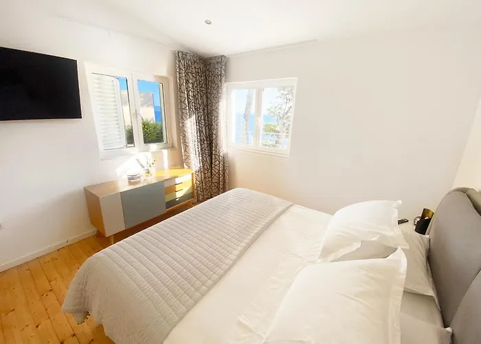 Moro: Beachfront Privacy Villa Trstenik