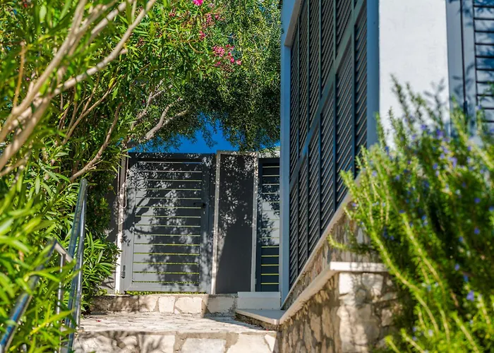 Villa Moro: Beachfront Privacy Trstenik