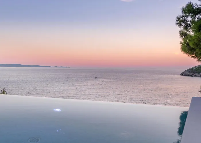 Moro: Beachfront Privacy *