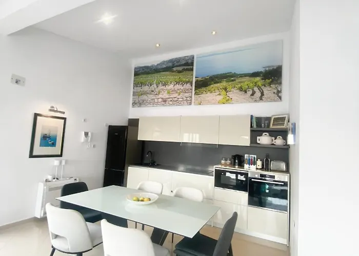 Moro: Beachfront Privacy Trstenik