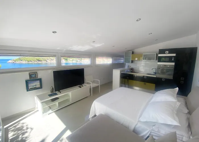 Moro: Beachfront Privacy * Trstenik