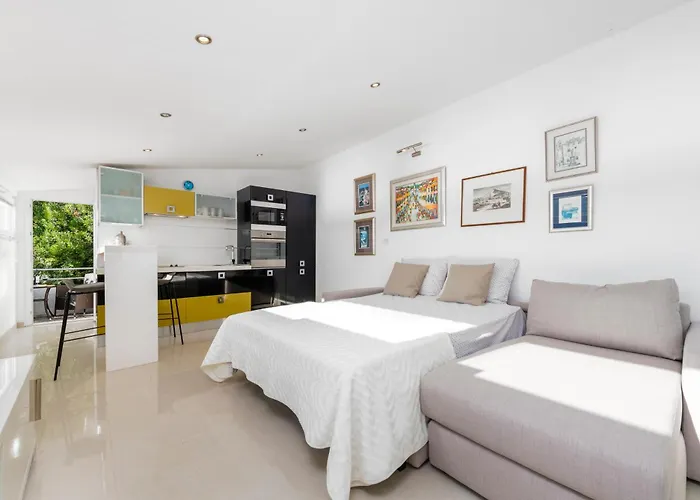 Villa Moro: Beachfront Privacy