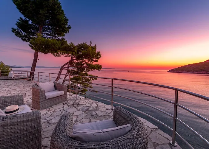 Villa Moro: Beachfront Privacy *