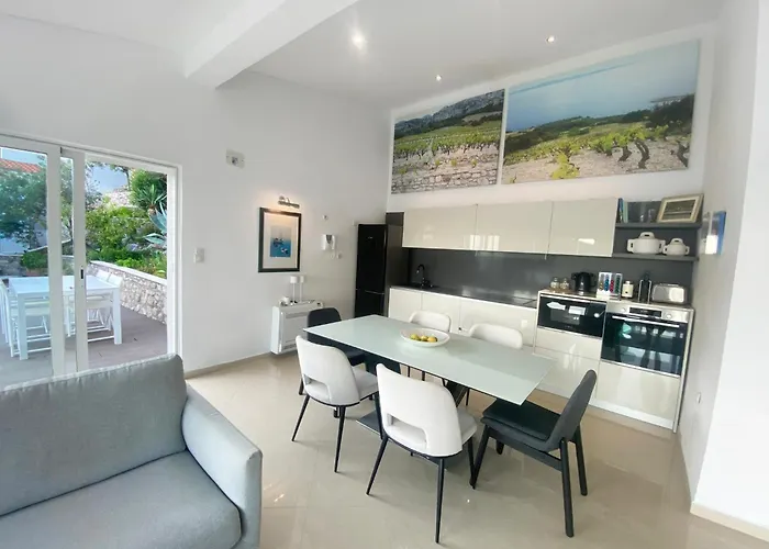 Moro: Beachfront Privacy Trstenik