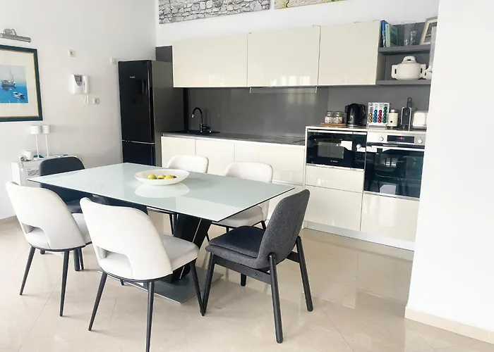 Moro: Beachfront Privacy * Trstenik