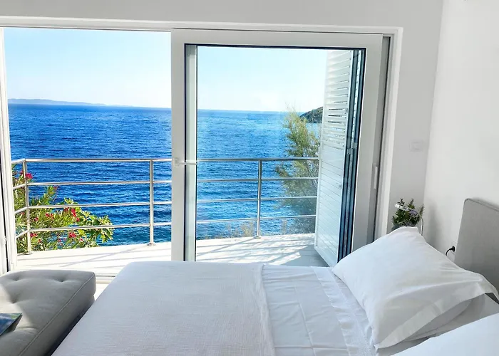 Villa Moro: Beachfront Privacy *