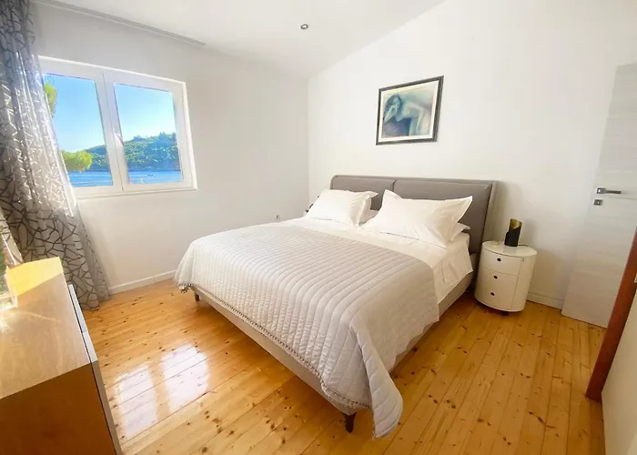 Moro: Beachfront Privacy Villa Trstenik