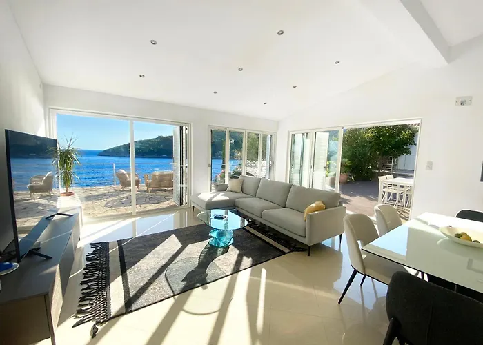 Moro: Beachfront Privacy *