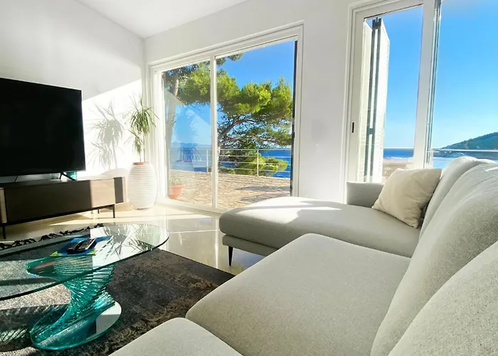 Moro: Beachfront Privacy Trstenik