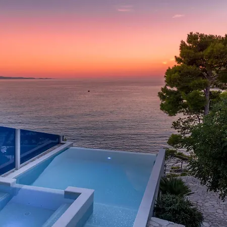 Villa Moro: Beachfront Privacy *