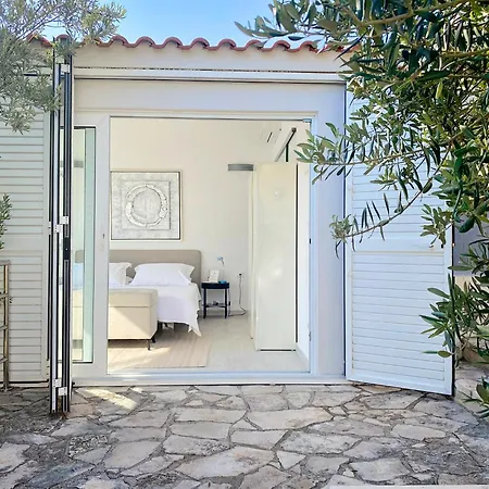 Moro: Beachfront Privacy Villa