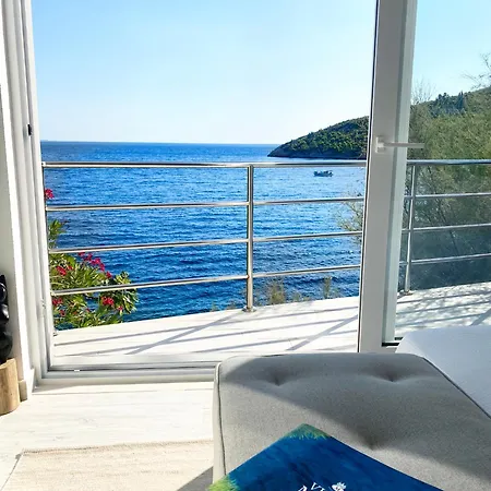 Moro: Beachfront Privacy Вилла