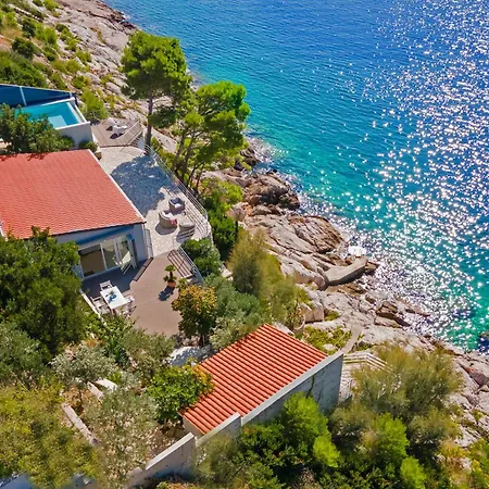 Moro: Beachfront Privacy Villa *