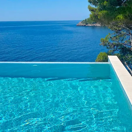 Villa Moro: Beachfront Privacy