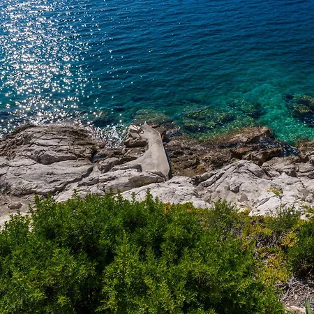 Moro: Beachfront Privacy Вилла *